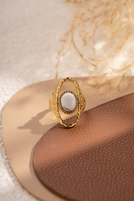 Bague ovale martelée dorée pierre centrale lisse élégance : Blanc