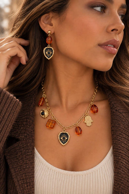 Collier protection œil noir ambre chaud main charme lumineux