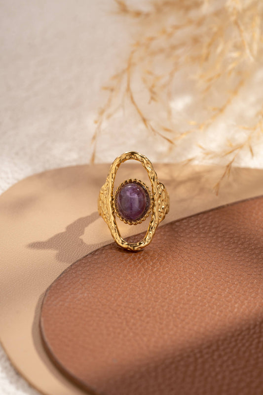 Bague ovale martelée dorée pierre centrale lisse élégance : Lilas