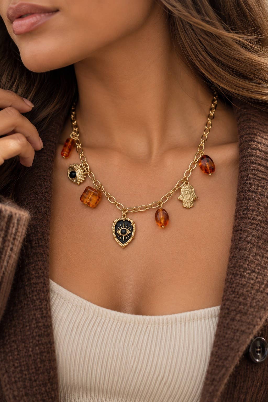 Collier protection œil noir ambre chaud main charme lumineux