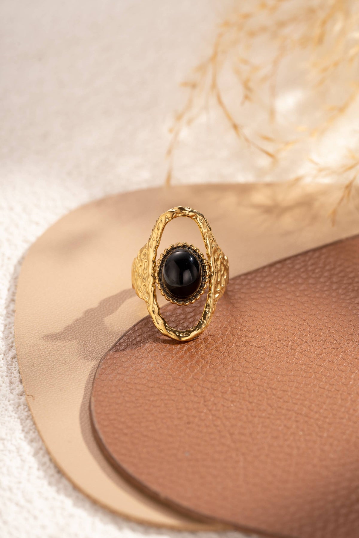 Bague ovale martelée dorée pierre centrale lisse élégance : Brun