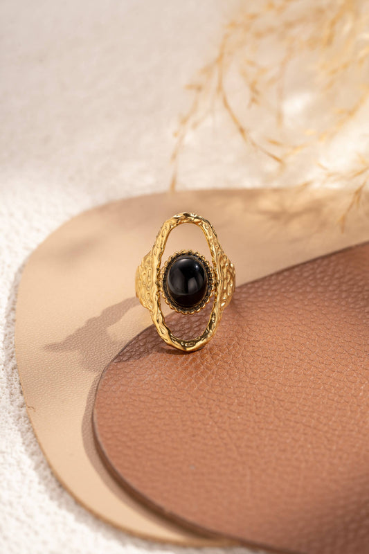 Bague ovale martelée dorée pierre centrale lisse élégance : Noir