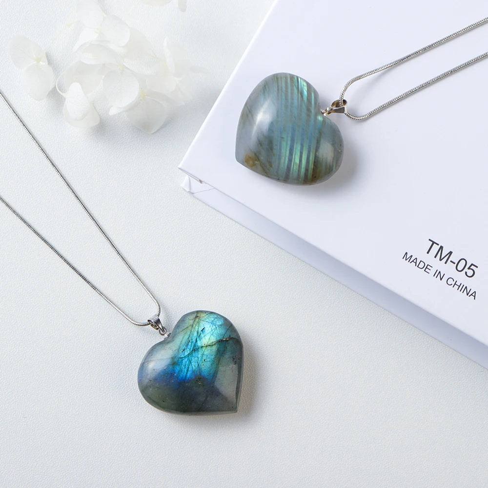 Pendentif poli brut en forme de coeur en cristal naturel, labrumen ite, collier lumineux fluide, pierre artisanale, ornement de confrontation
