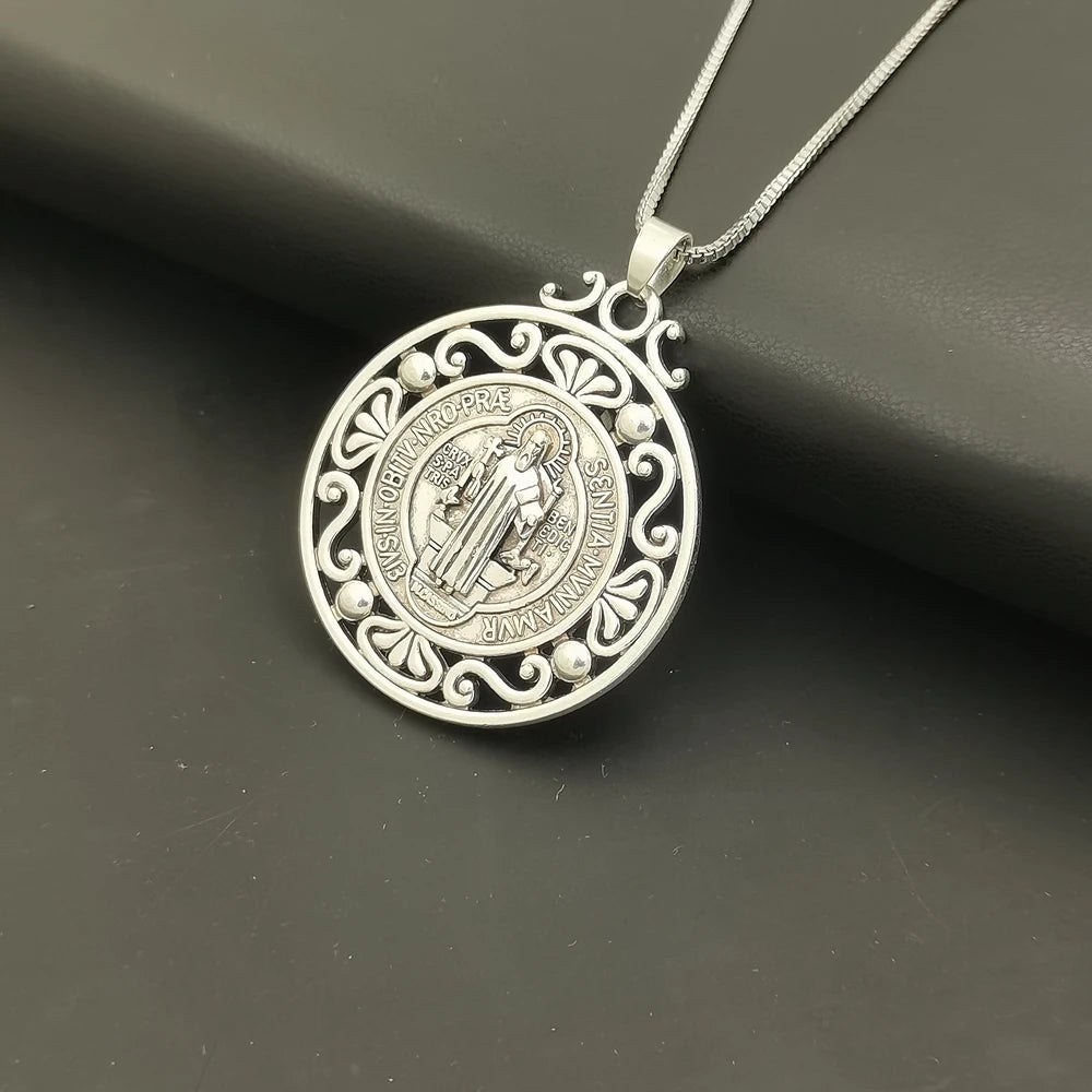 Collier médaille Saint benoît en alliage, 1 pièce, médaille chrétienne sacrementale, bijoux de Protection maléfique, cadeau catholique pour hommes et femmes