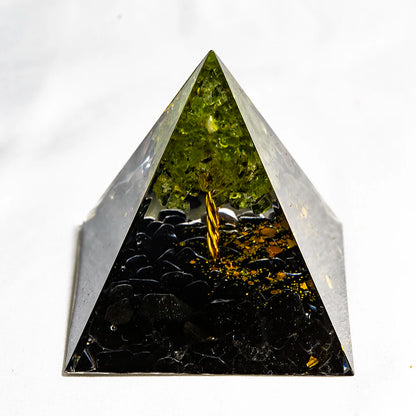Pyramide de générateur d'énergie en cristal naturel, péridot, améthyste, Reiki, Chakra de guérison, pyramide en résine, décor égyptien, décoration de salle, 1 pièce