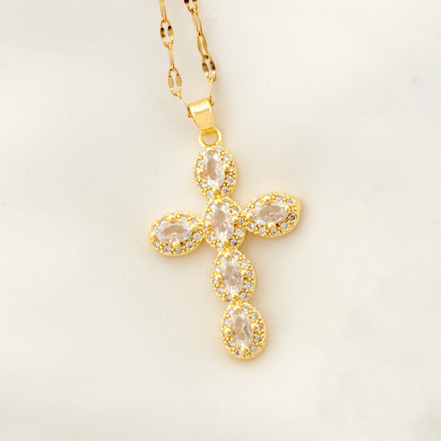 Pendentif croix en zircon incrusté de 1 coquille de perle pour femmes, style sexy, collier en acier inoxydable plaqué or 18 carats