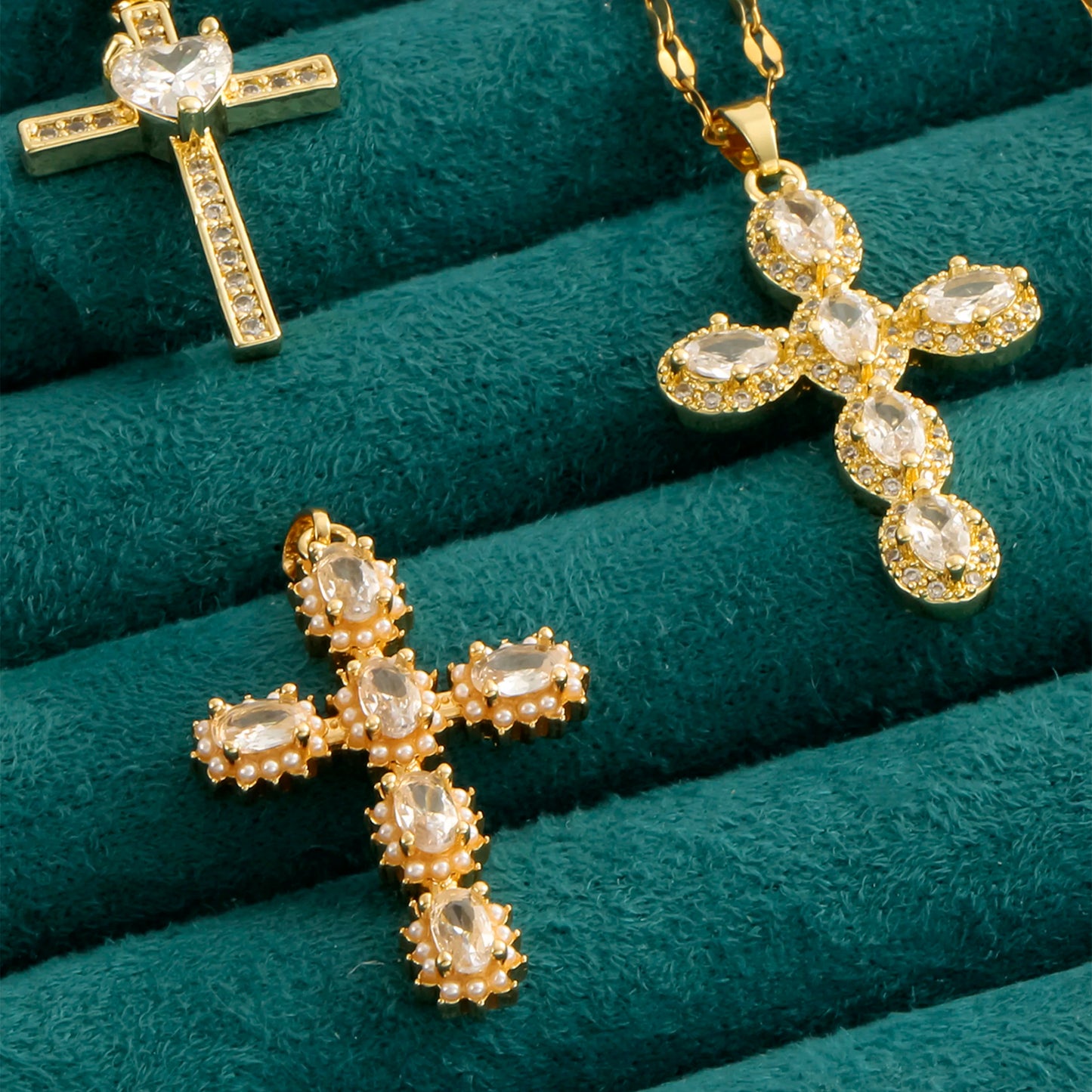 Pendentif croix en zircon incrusté de 1 coquille de perle pour femmes, style sexy, collier en acier inoxydable plaqué or 18 carats
