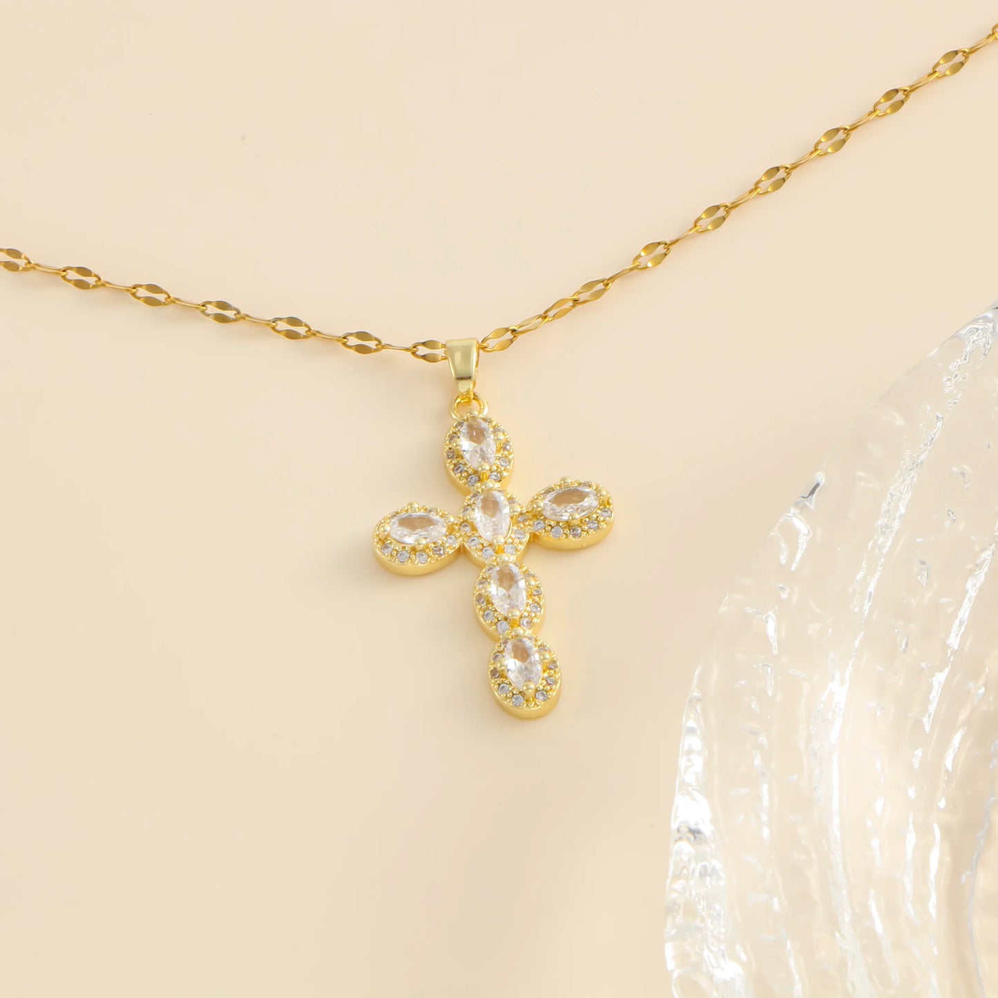 Pendentif croix en zircon incrusté de 1 coquille de perle pour femmes, style sexy, collier en acier inoxydable plaqué or 18 carats