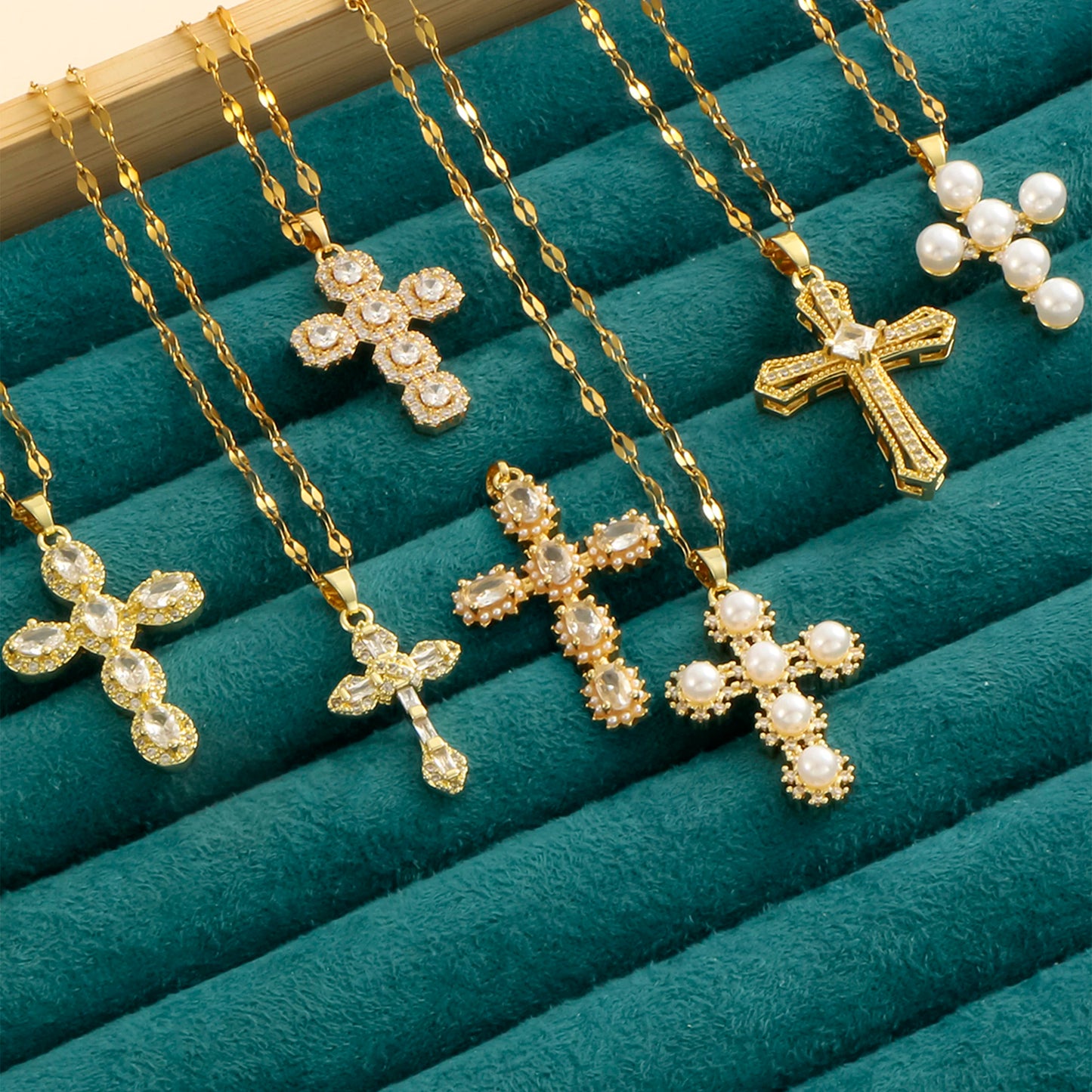 Pendentif croix en zircon incrusté de 1 coquille de perle pour femmes, style sexy, collier en acier inoxydable plaqué or 18 carats