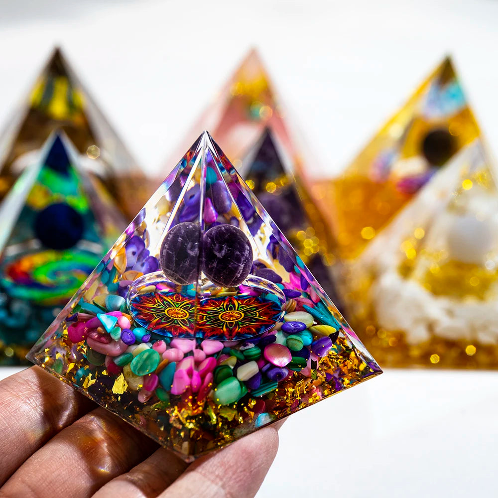 Pyramide de générateur d'énergie en cristal naturel, péridot, améthyste, Reiki, Chakra de guérison, pyramide en résine, décor égyptien, décoration de salle, 1 pièce