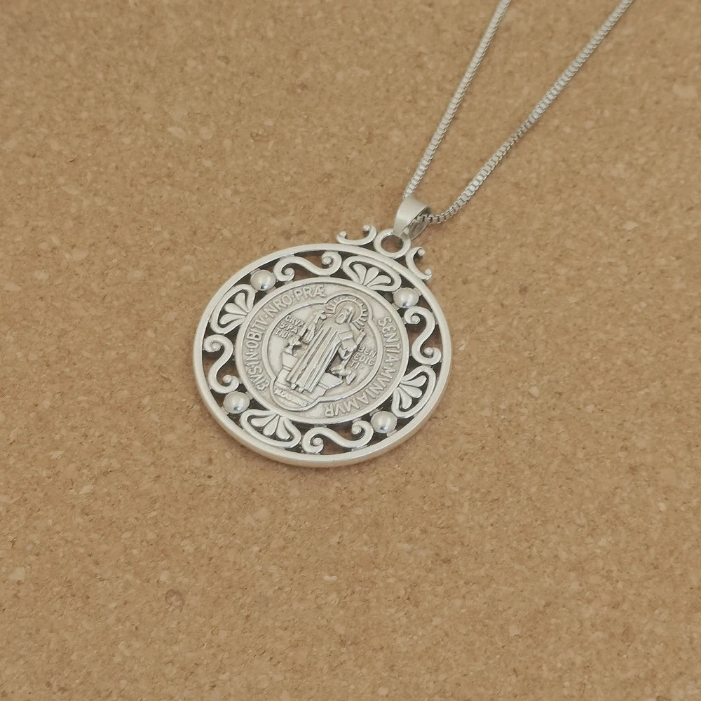 Collier médaille Saint benoît en alliage, 1 pièce, médaille chrétienne sacrementale, bijoux de Protection maléfique, cadeau catholique pour hommes et femmes