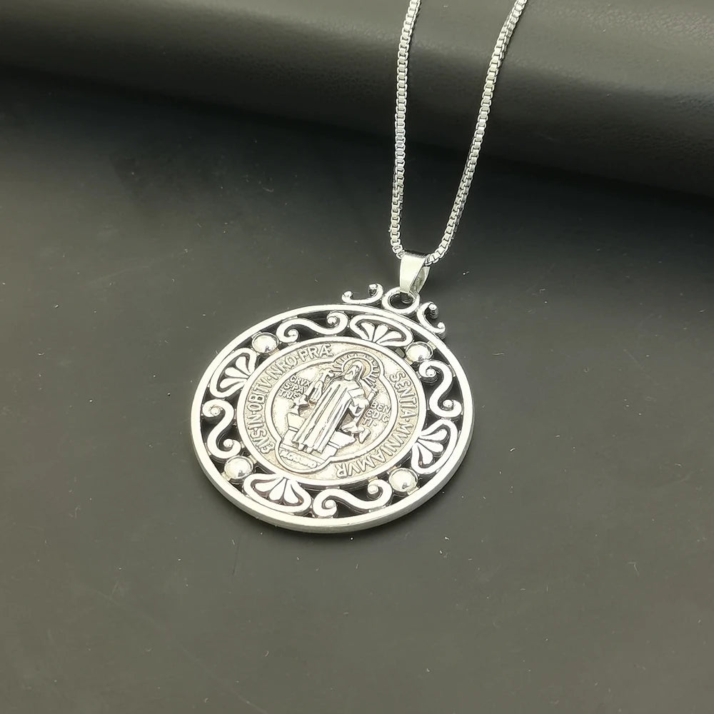Collier médaille Saint benoît en alliage, 1 pièce, médaille chrétienne sacrementale, bijoux de Protection maléfique, cadeau catholique pour hommes et femmes