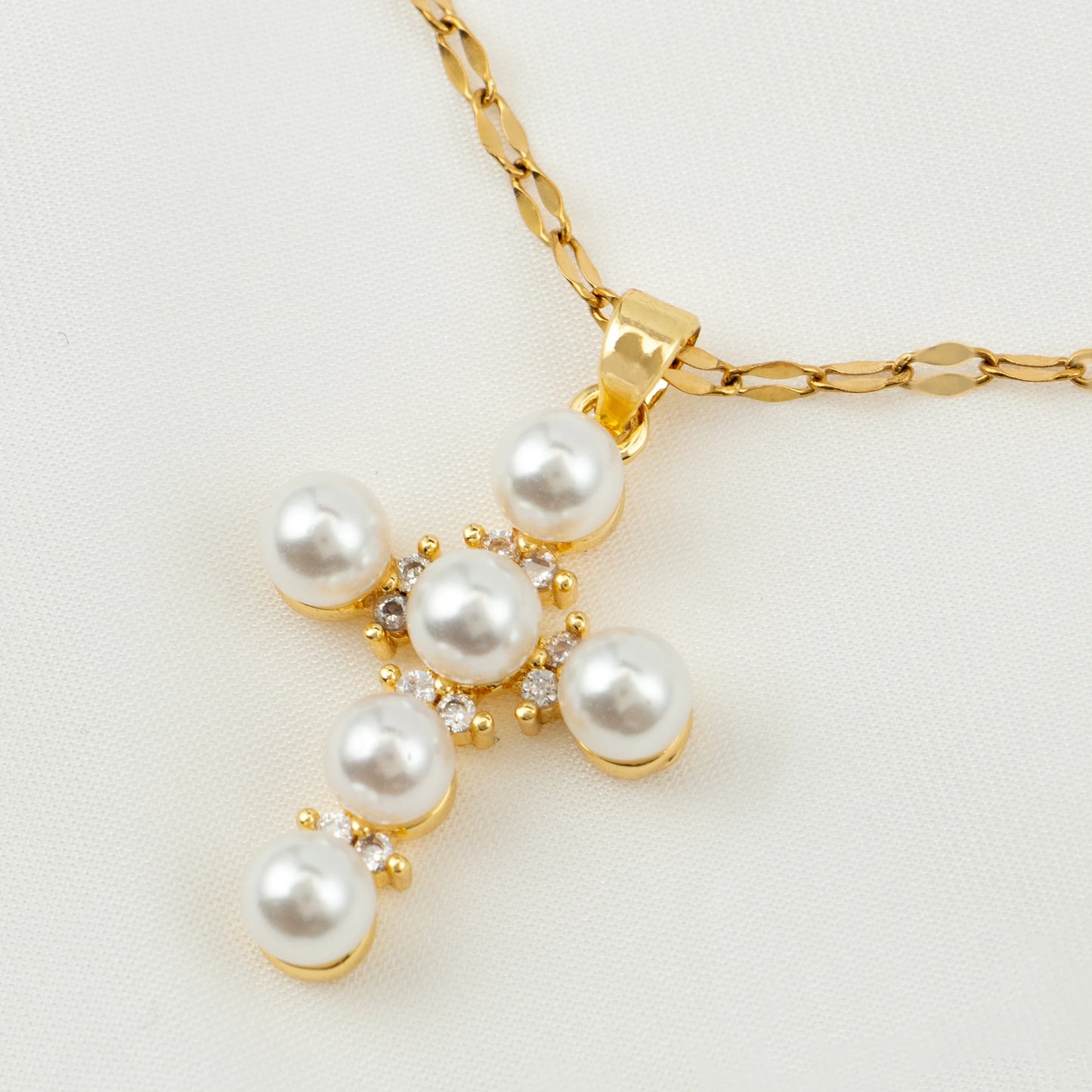 Pendentif croix en zircon incrusté de 1 coquille de perle pour femmes, style sexy, collier en acier inoxydable plaqué or 18 carats