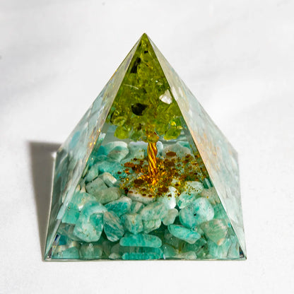 Pyramide de générateur d'énergie en cristal naturel, péridot, améthyste, Reiki, Chakra de guérison, pyramide en résine, décor égyptien, décoration de salle, 1 pièce