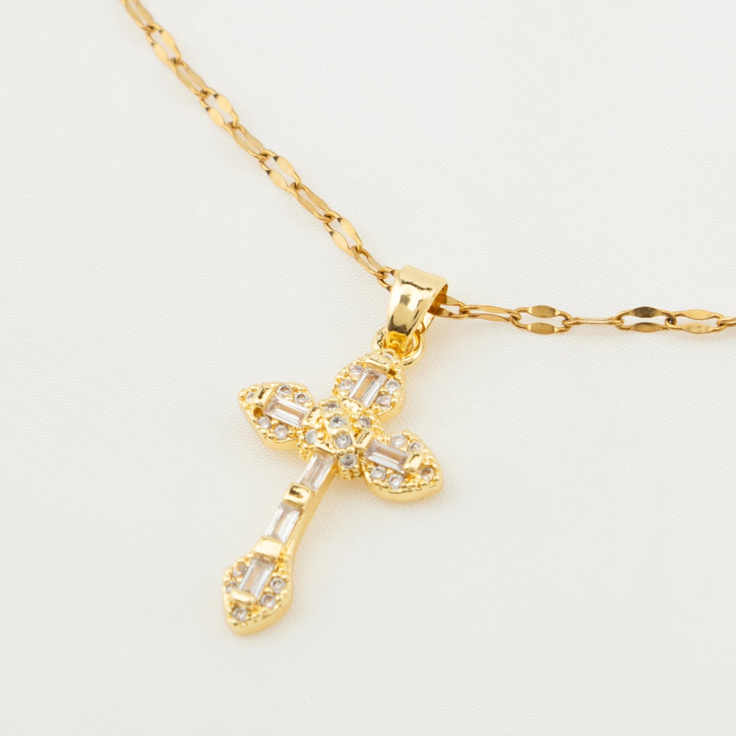 Pendentif croix en zircon incrusté de 1 coquille de perle pour femmes, style sexy, collier en acier inoxydable plaqué or 18 carats