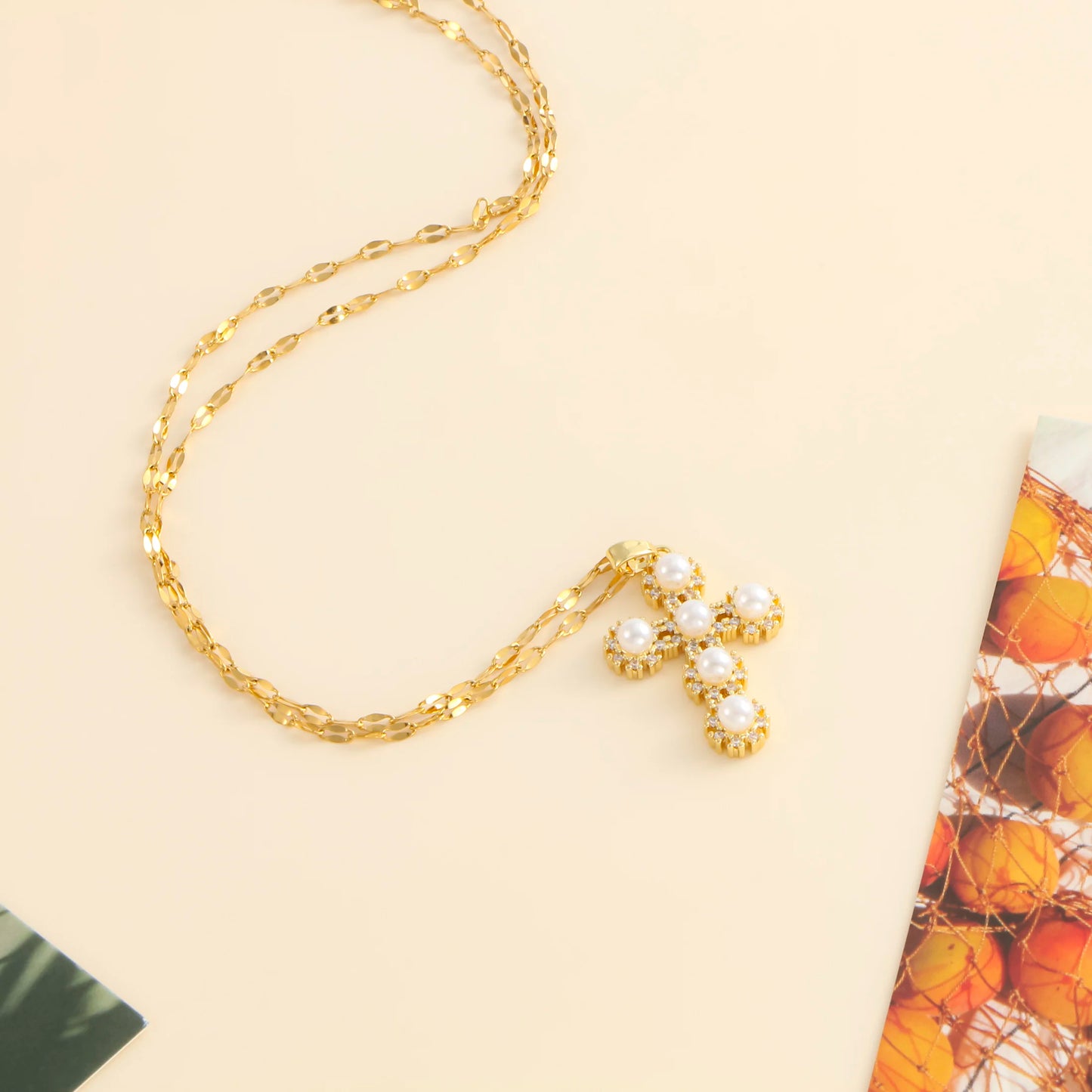 Pendentif croix en zircon incrusté de 1 coquille de perle pour femmes, style sexy, collier en acier inoxydable plaqué or 18 carats