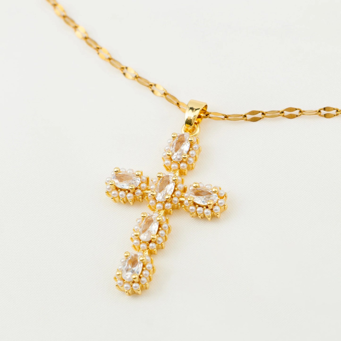 Pendentif croix en zircon incrusté de 1 coquille de perle pour femmes, style sexy, collier en acier inoxydable plaqué or 18 carats