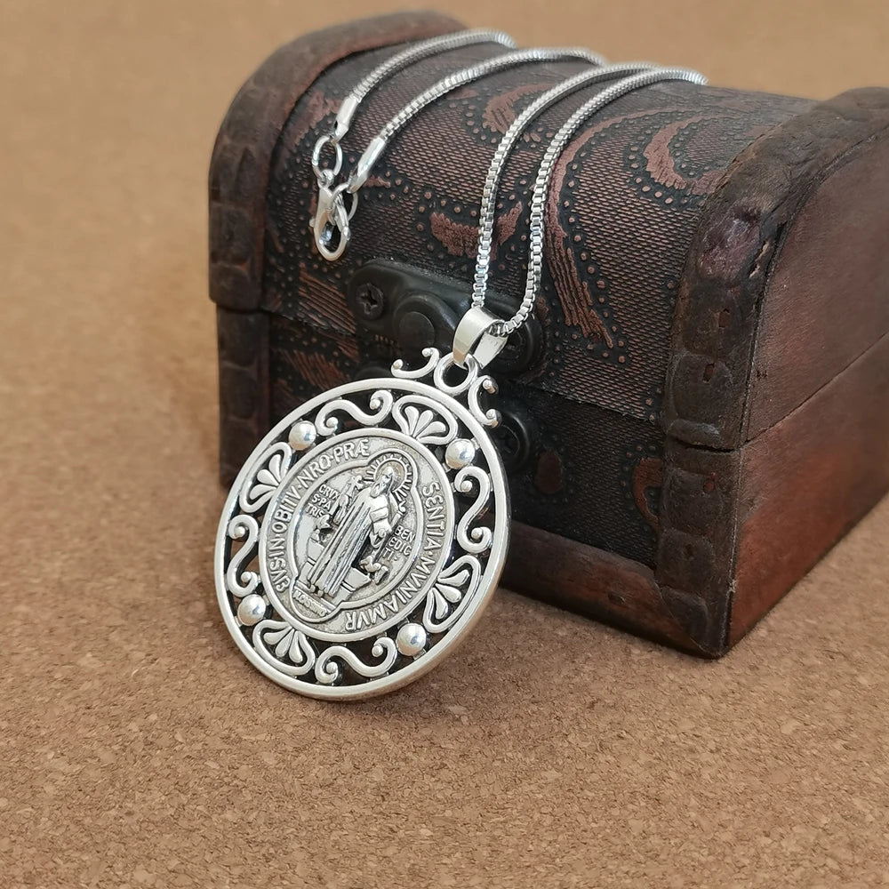Collier médaille Saint benoît en alliage, 1 pièce, médaille chrétienne sacrementale, bijoux de Protection maléfique, cadeau catholique pour hommes et femmes