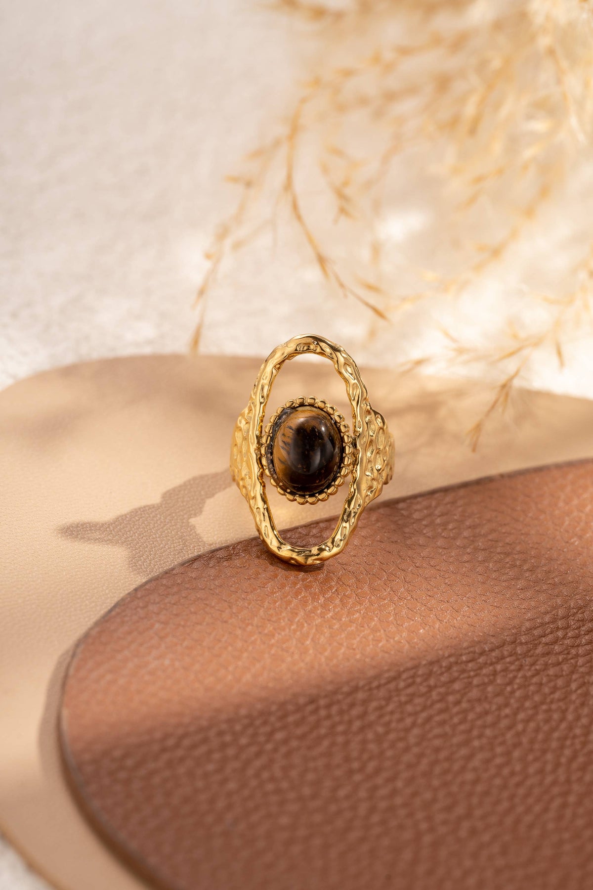 Bague ovale martelée dorée pierre centrale lisse élégance : Brun