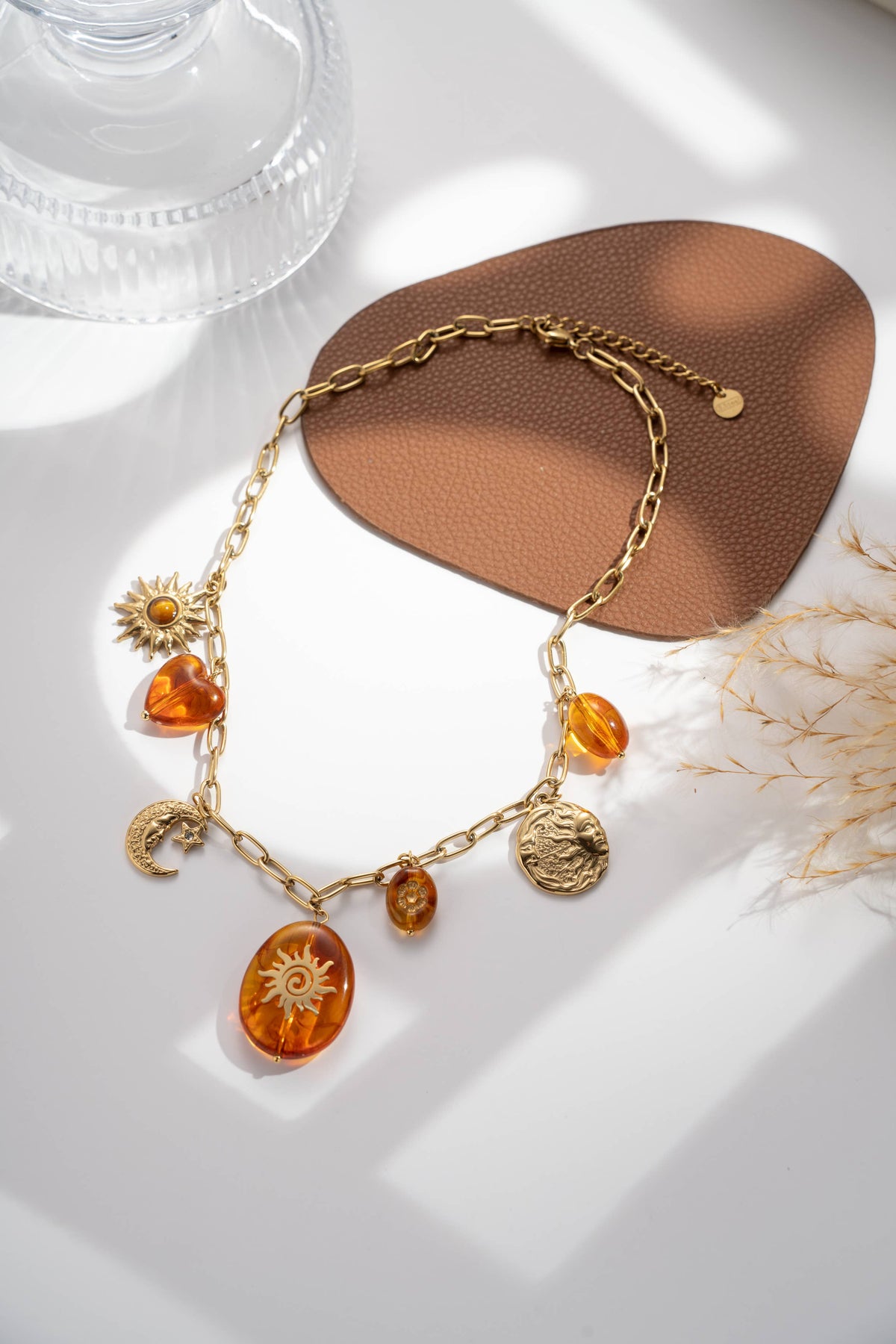 Collier doré charms céleste ambre lumineux médaillon solaire